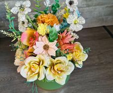 Artificial flower arrangement