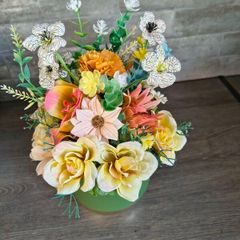 Artificial flower arrangement