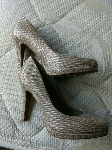 BNWT M&S Metallic Size 4 High Heeled Shoes