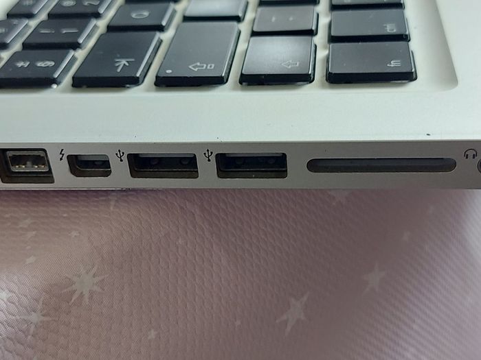 Apple MacBook Pro, 13 inch, Mid 2010, 4GB Ram, 500GB HDD, Ready for reinstalling High Sierra, excellent Battery and very good cosmetic condition