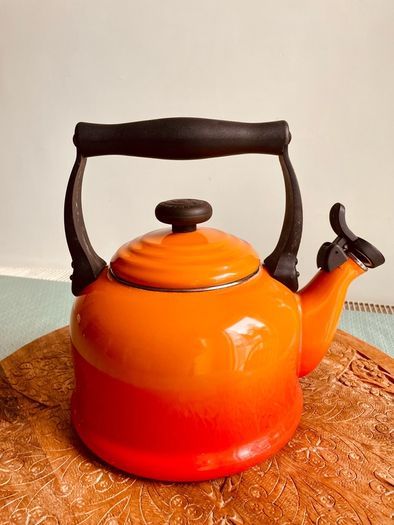 Le Creuset Classic Whistling Kettle Volcanic Orange Flame  2.1L