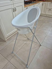 Shnuggle bath seat and stand