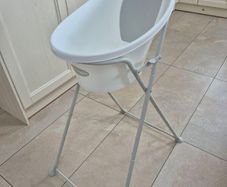 Shnuggle bath seat and stand