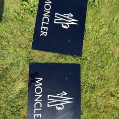 Moncler plaques