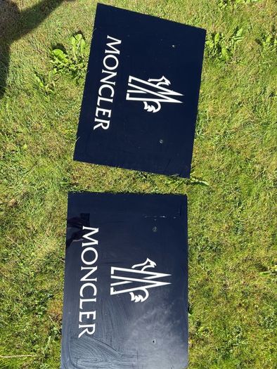 Moncler plaques