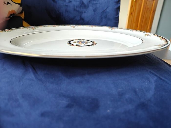 Wedgwood Bone China Osborne R4699 Large 14" Oval Serving Platter - excellent condition.