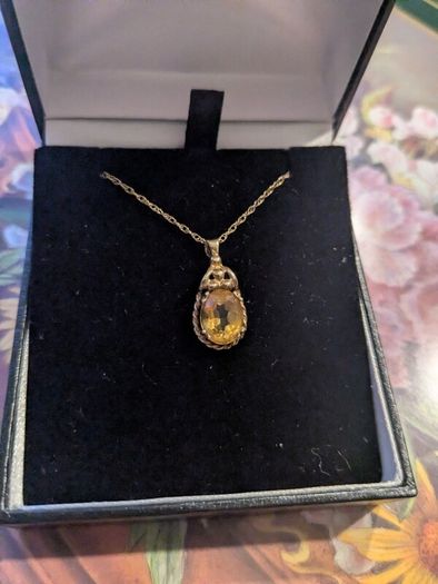 9 carat gold necklace with citrine stone