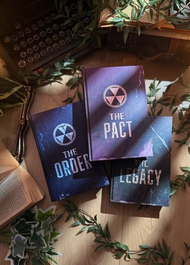 The Silo trilogy by Hugh Howey - Broken Binding