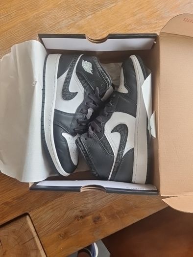 Air Jordan 1 mid se (gs)