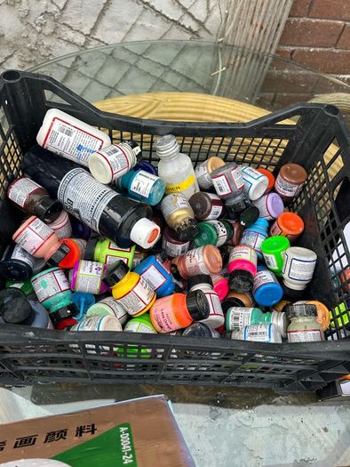 Paints lots of stuff look at photos