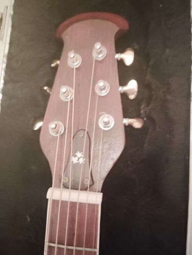 semi acoustic guitar
