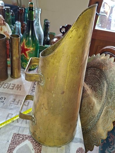Antique Two Handled Brass Coal Scuttle with a shaped lip, making it easy to scoop out coal from your bunker and shake it directly onto your open fire. So, no more fussing with protective gloves and no more dirty hands, Postage Available or Collection
