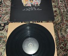 Queen: a day at the races LP