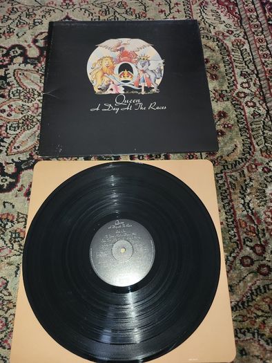 Queen: a day at the races LP