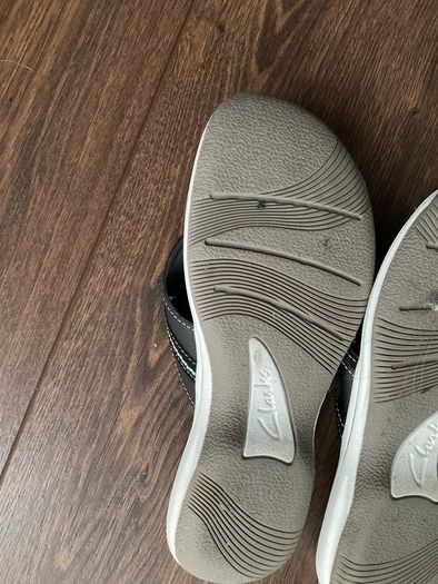 Clarks Cloudsteppers flip flops size 4