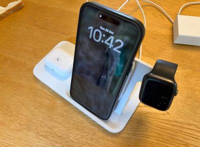 Logitech 3 in 1 wireless iPhone Apple Watch AirPod charger