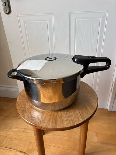 Fissler Vitaquick stainless steel pressure cooker New