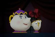Mrs Pots and 2 chip mugs