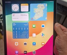 ipad pro 12.9  2nd gen 256gb  Shop warranty