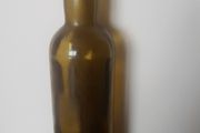 Woodford bourne co Ltd cork bottle,,little chip on rim see condition,,collectors item, price includes post to anywhere in ireland thank you,take as is.