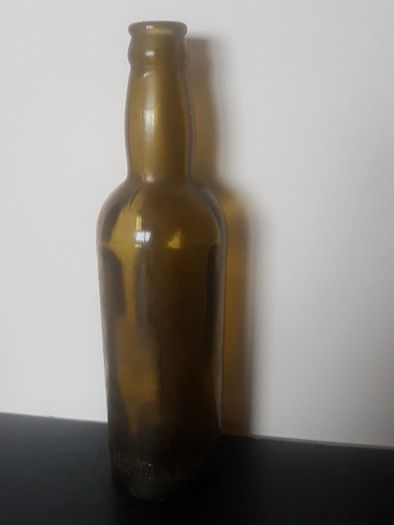 Woodford bourne co Ltd cork bottle,,little chip on rim see condition,,collectors item, price includes post to anywhere in ireland thank you,take as is.