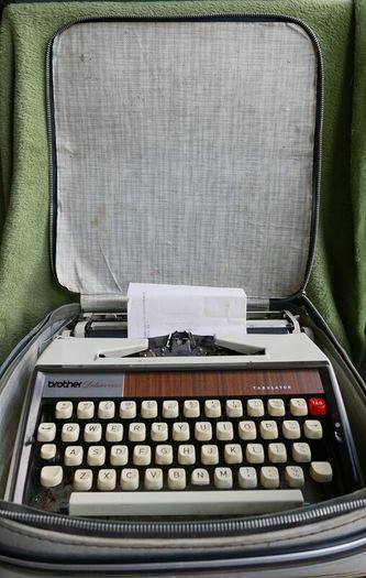 Brother Deluxe 1350 Vintage typewriter (in working order)