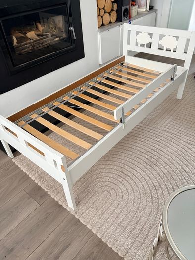 Toddler bed with guardrail