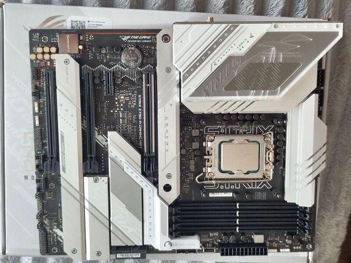 ROG Strix Z-790A gaming WiFi DDR5 (Ram not included)