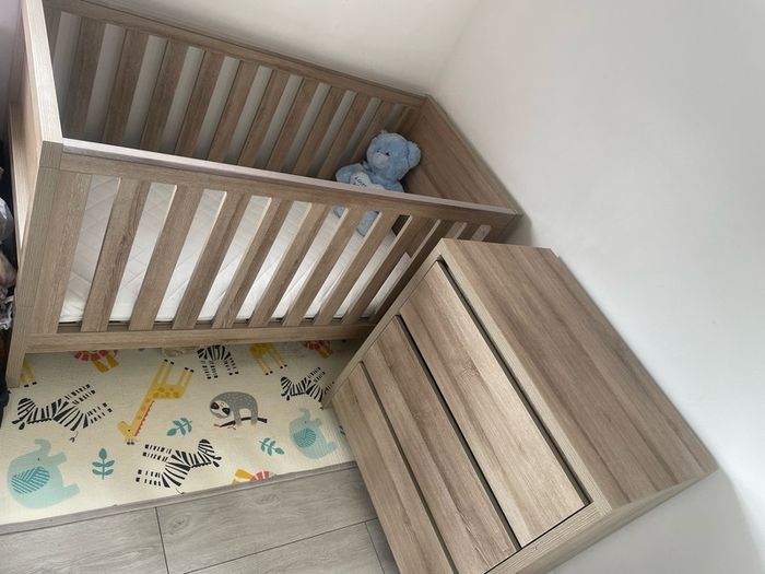 Tutti Bambini cot and chest drawers