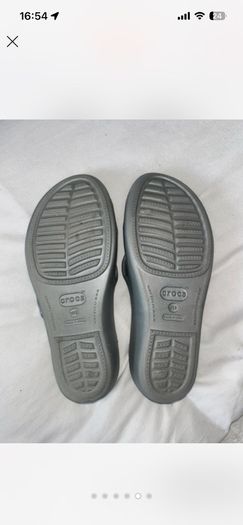 Size 3/4 croc sandal perfect condition