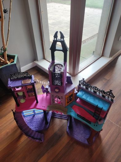 Monster High dollhouse