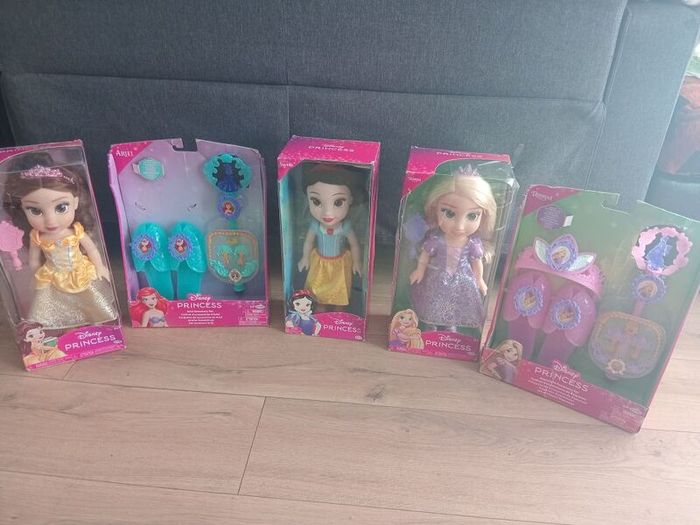 3 Disney Princess dolls & 2 Princess dress up sets