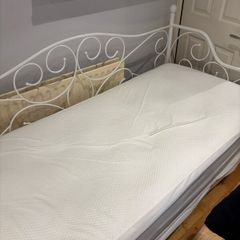 Day bed with new mattress and pull out mattress