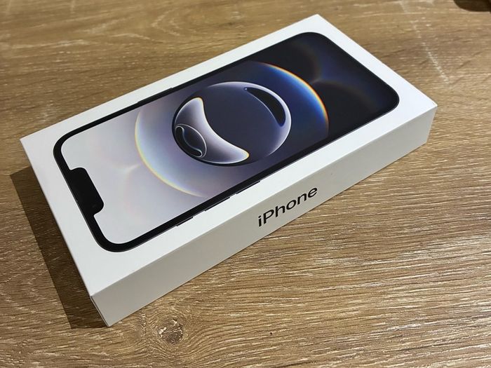 Apple iPhone 15 128GB Black Unlocked Boxed and Brand New USB C Cable