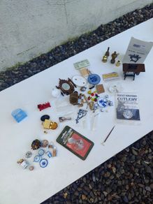 Job lot of miniature dollhouse furniture and items