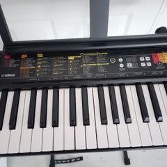 Yamaha keyboard and stand