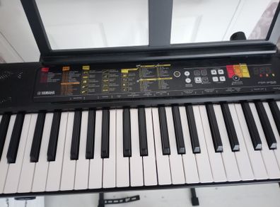 Yamaha keyboard and stand