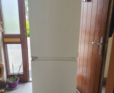 Zanussi integrated fridge freezer