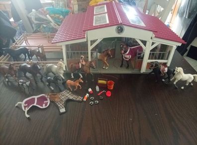 Schleich horse stables & horses