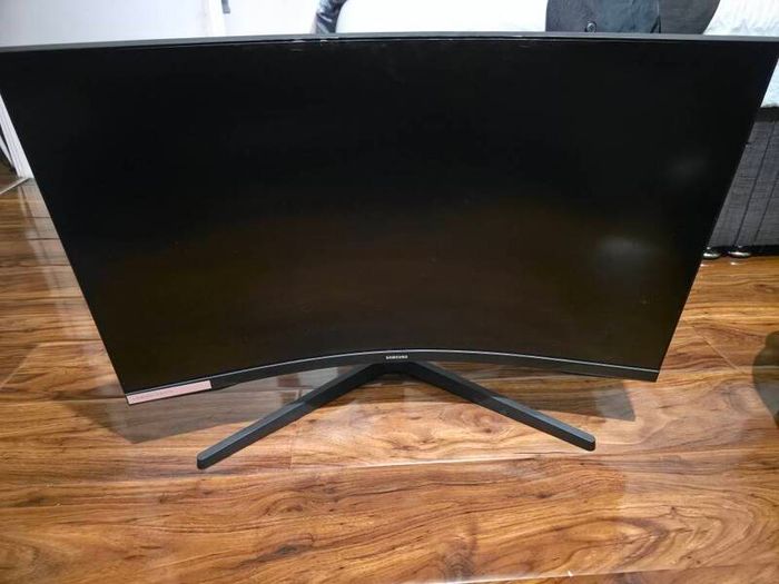 Samsung Odyssey G7 32INCH Curved Gaming Monitor Broken)