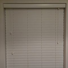 3 Cream venetian blinds