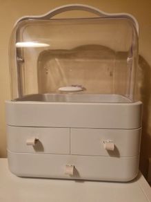 Cosmetic organiser