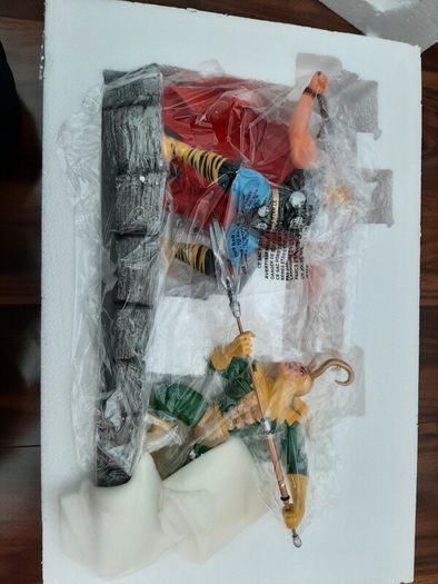 Marvel Enesco Thor vs Loki Figurine
