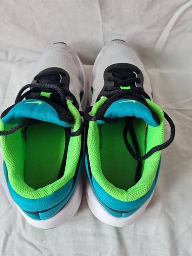 2024 nike revolution size 5.5 eu 38.5 grey/green in excellent condition