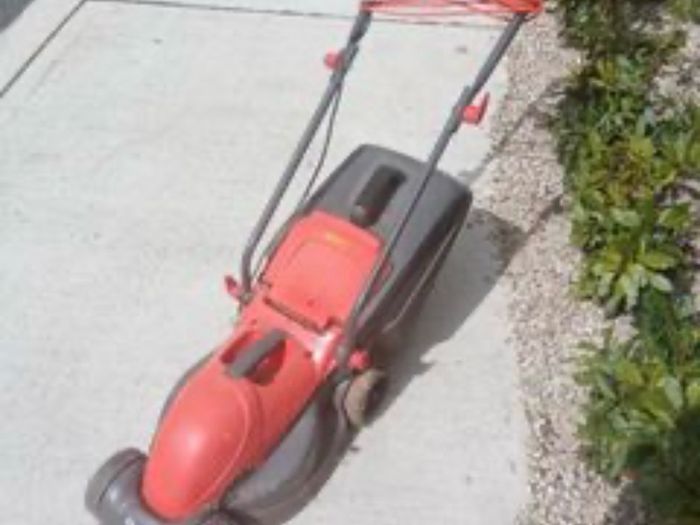 Electric lawnmower