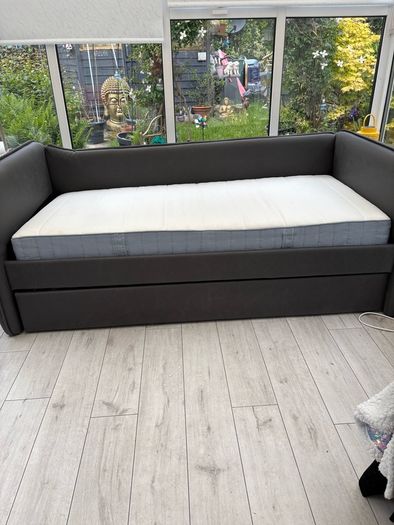 Day Bed with pull out bed underneath