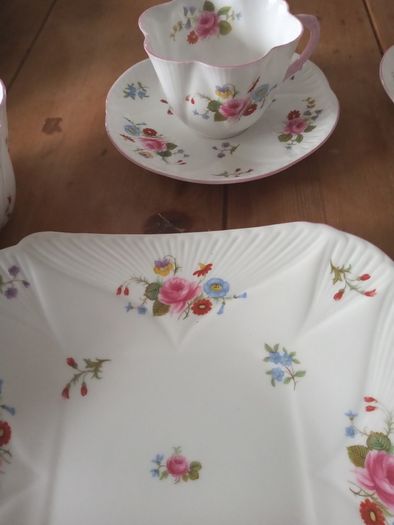 Shelley tea set Shelley dainty rose and red daisy pattern