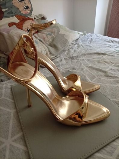 high heels lot !!! Read !