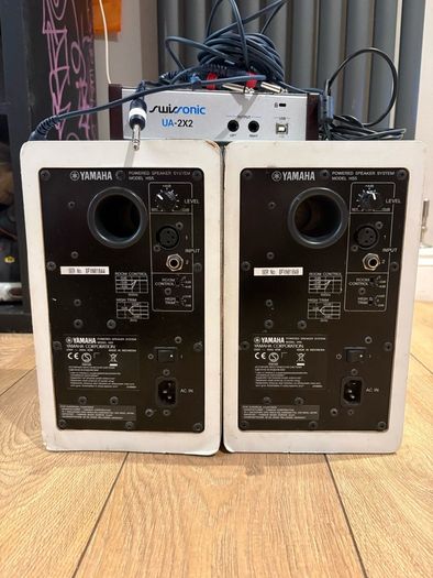 Yamaha hs5 white , 2x2 interface, stands