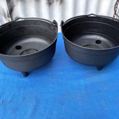 Matching pair of black pot oven style flower pots